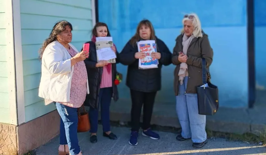 Mujeres adultas reunidas en una comisaría de Río Grande presentando una denuncia oficial