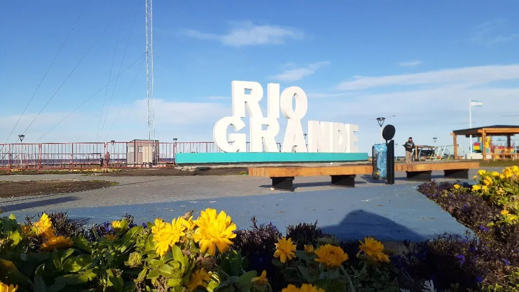 Paseo Canto del Viento en Ushuaia con puestos del Mercado del Atlántico y vecinos recorriendo