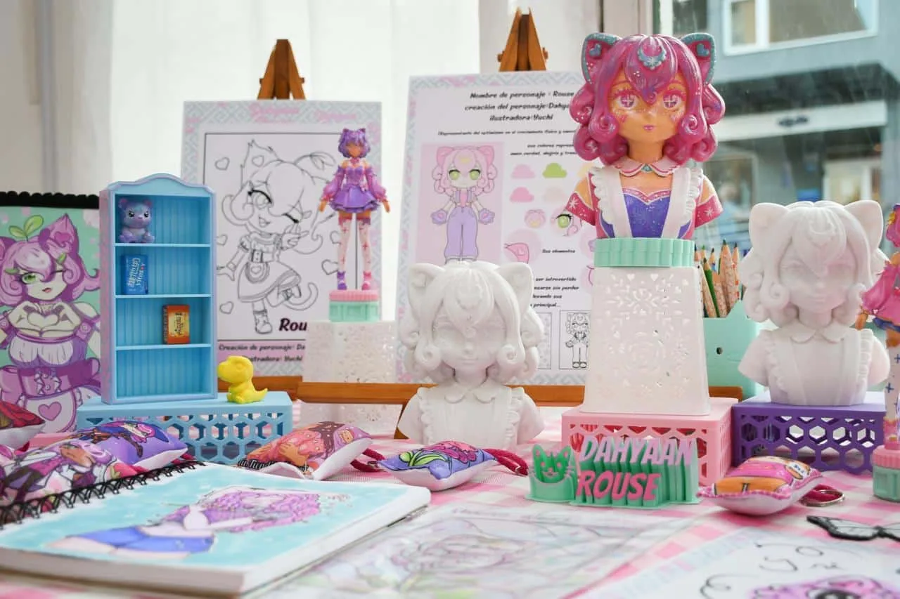 Emprendedoras y artistas exponiendo sus obras en el Centro Cultural Nueva Argentina