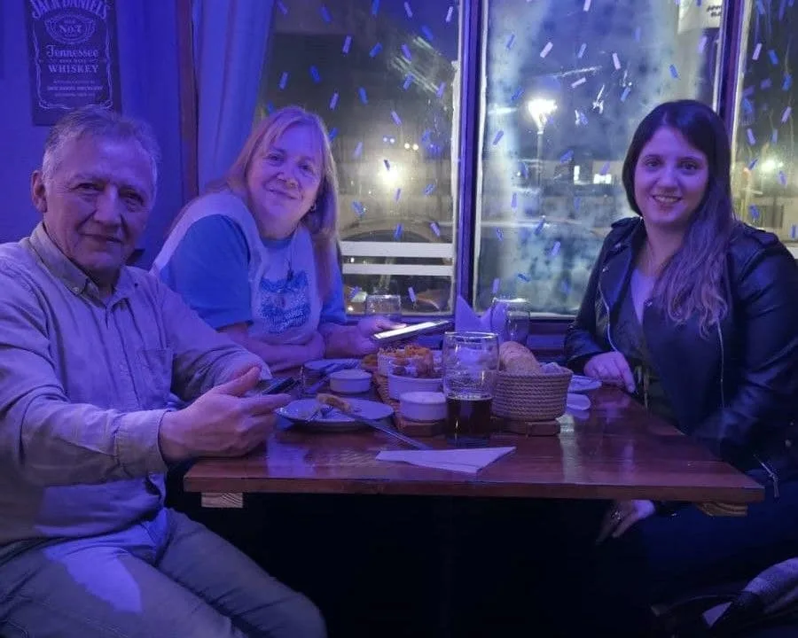 Vecinos disfrutando de una noche de cervezas artesanales en Río Grande