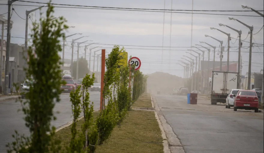 Ráfagas de viento fuertes en calles de Río Grande con nubes oscuras y banderas ondeando