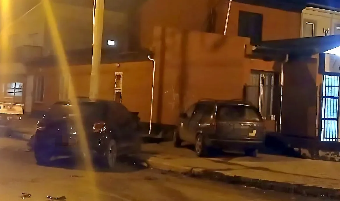 Dos autos dañados tras colisión en intersección de calles de Río Grande