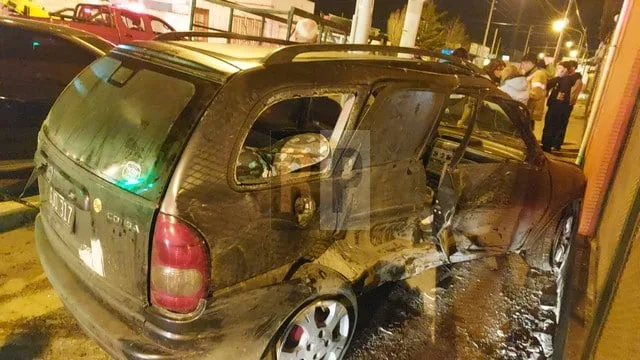 Dos autos destrozados tras colisión frontal en cruce de calles de Río Grande