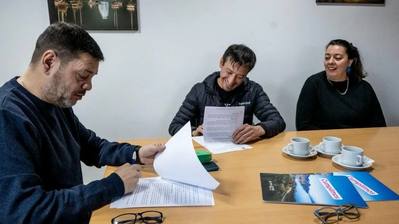 Estudiantes secundarios del Colegio Arko conversan con funcionarios municipales en Ushuaia