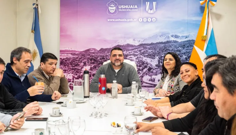 Intendente Walter Vuoto junto a Yésica Garay y Fernando Starkloff en reunión con gremios municipales