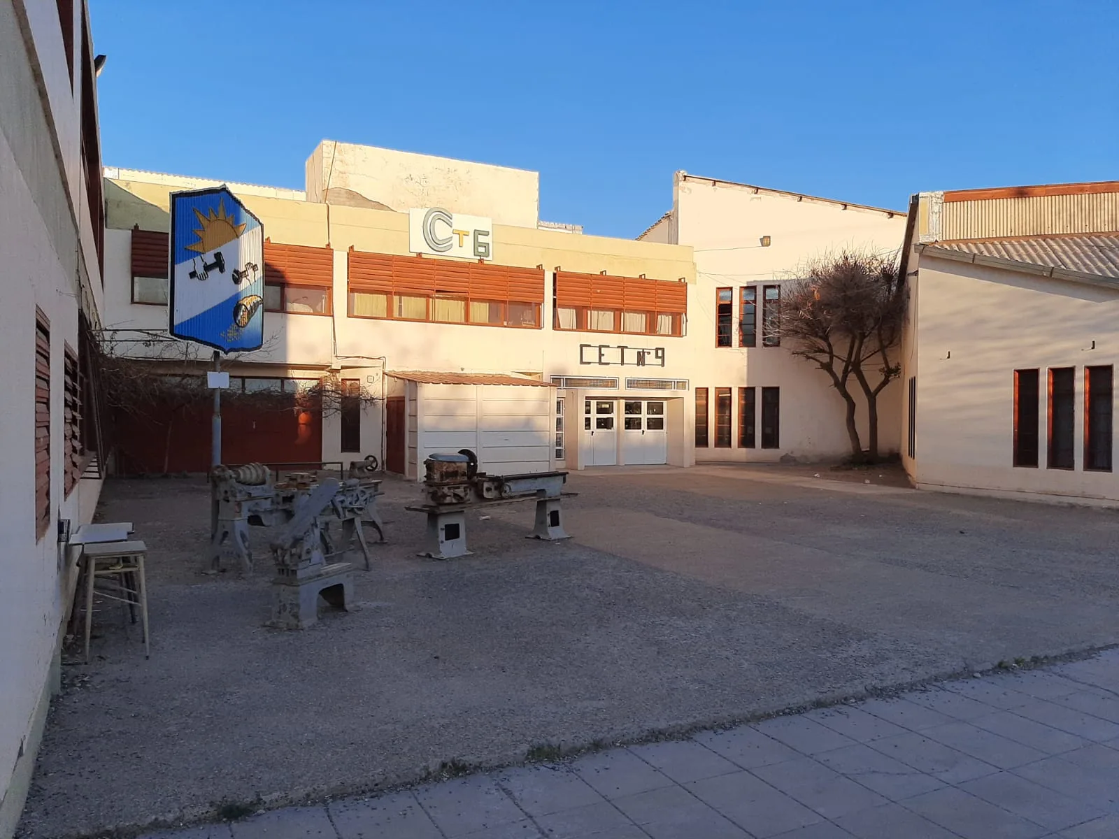 Frente del patio de acceso del frente de la Escuela Secundaria Técnica