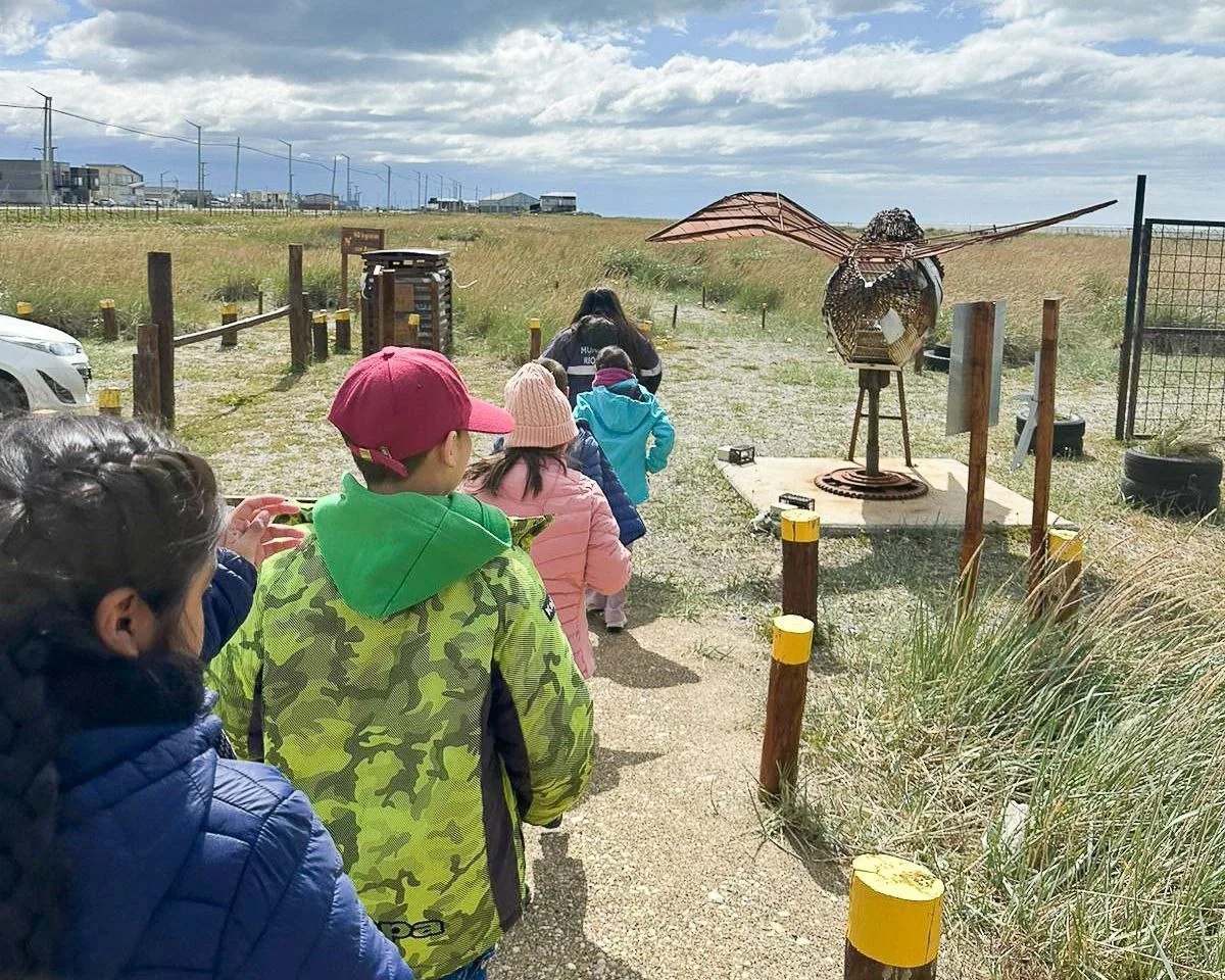 Vecinos recorriendo senderos del Centro de Interpretación Ambiental en Río Grande