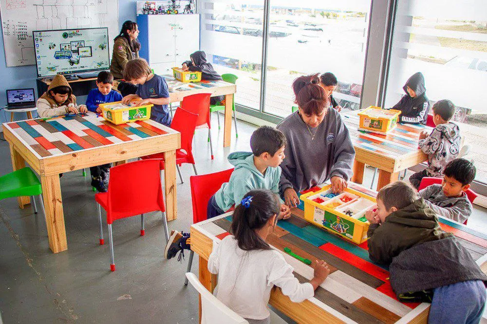 Niños y familias participando de actividades recreativas al aire libre en Río Grande durante el invierno
