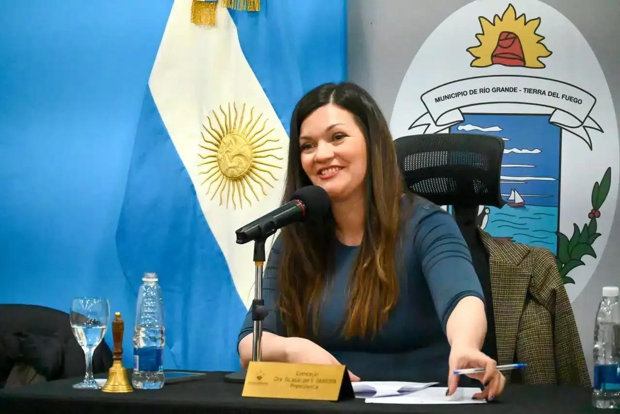 Concejala Zamora hablando en el Concejo Deliberante de Tierra del Fuego
