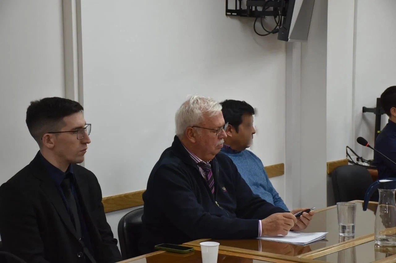 Tribunal de Juicio de Río Grande con sala vacía y micrófonos en la mesa