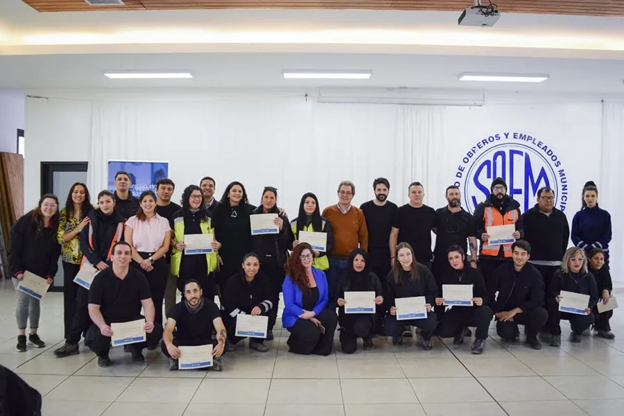 Agentes de Inspectoría de Ushuaia recibiendo certificados de capacitación en un acto formal