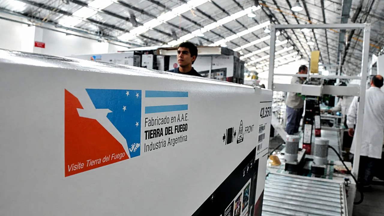 Fábrica electrónica en Río Grande con líneas de producción vacías y trabajadores saliendo