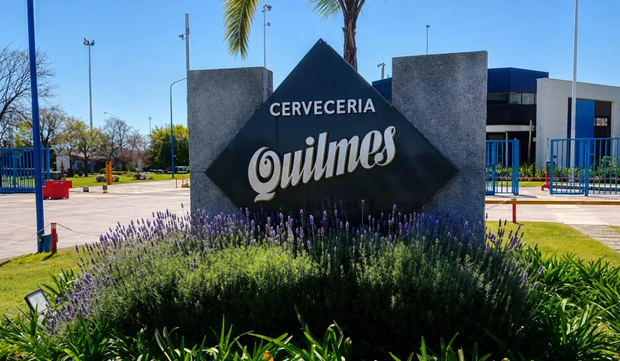 Camión de distribución de cerveza con logo de Quilmes detenido en una ruta, imagen de archivo