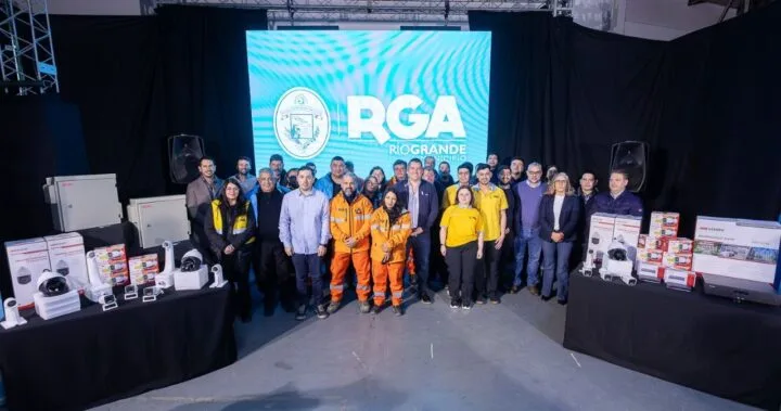 Intendente Martín Pérez junto a funcionarios frente a las pantallas del nuevo Centro de Monitoreo Urbano en Río Grande
