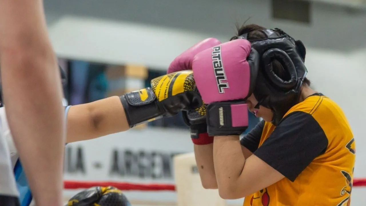 Jóvenes boxeadores en acción durante el torneo Cochocho Vargas en Río Grande