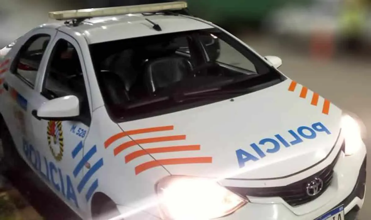 Policía en la esquina de Maipú y Lasserre, Ushuaia, tras una agresión en la vía pública