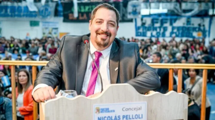 Concejal Nicolás Pelloli durante sesión en el Concejo Deliberante de Ushuaia