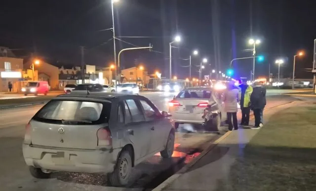 Dos autos chocados en la ruta 3 de Tierra del Fuego con ambulancia presente