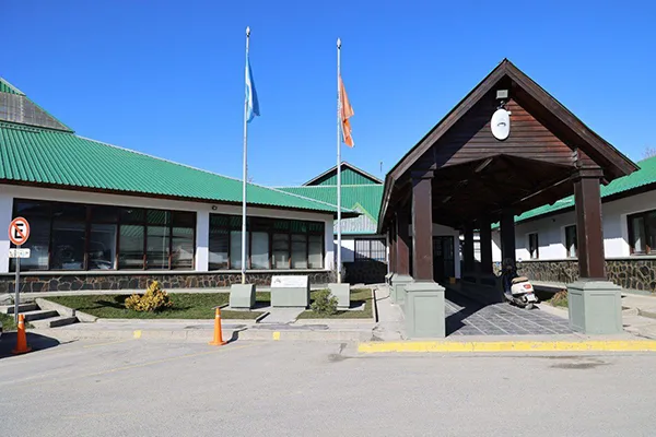 Dos hombres esposados siendo trasladados por personal policial en Ushuaia