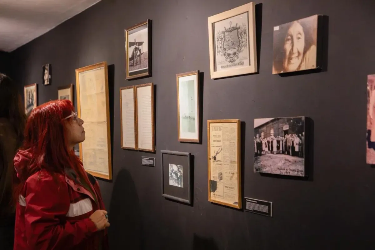 Visitantes observando vitrinas con objetos históricos y fotografías antiguas en el Museo Virginia Choquintel