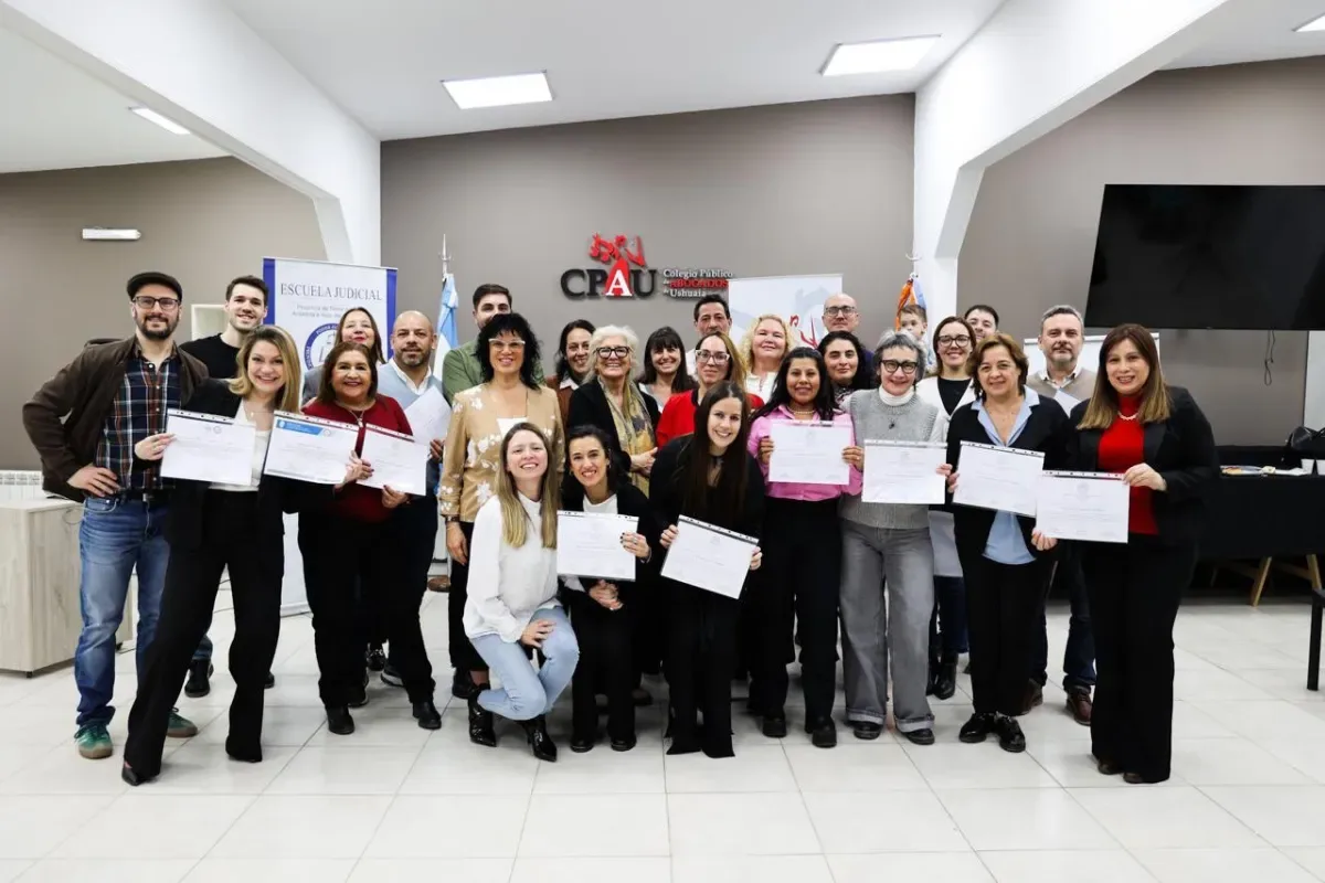 Autoridades del Poder Judicial de Tierra del Fuego entregando certificados de mediación a participantes en Ushuaia