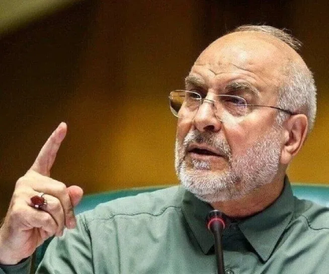 Mohammad Bagher Ghalibaf hablando en el Parlamento iraní durante sesión oficial