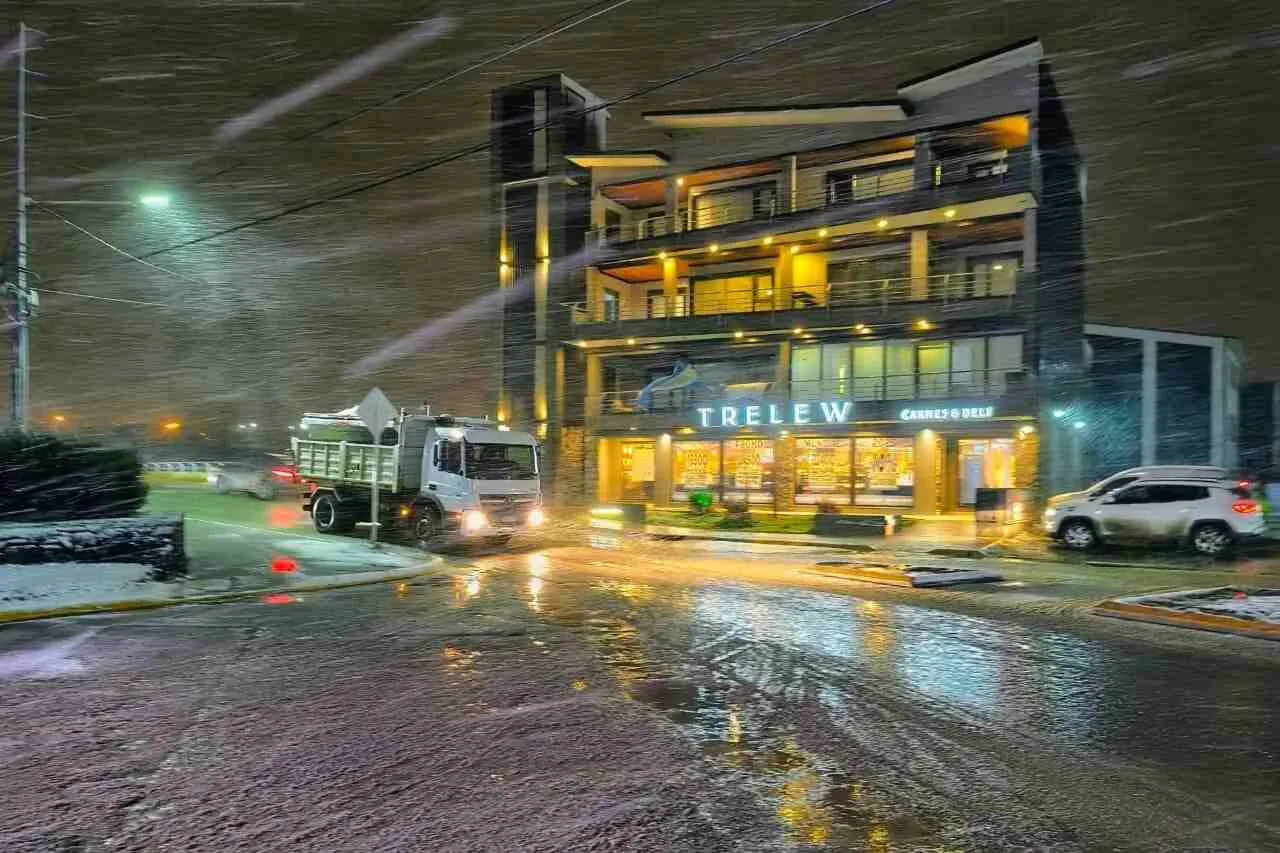 Camiones municipales cargando sal y áridos en acopio de Ushuaia bajo intensa nevada