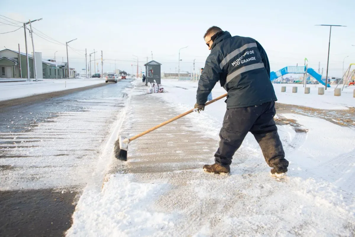 Camiones y máquinas quitanieves trabajando en calles nevadas de Río Grande