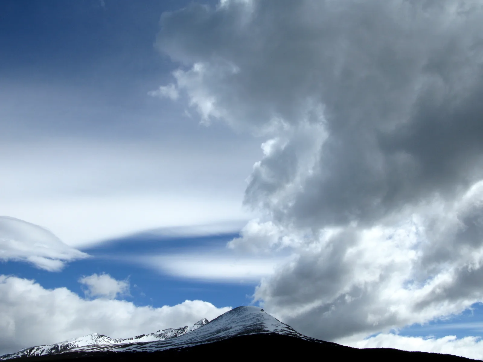 Vista panorámica del Cerro Castor en Ushuaia con la nueva telesilla cuádruple y esquiadores en la nieve