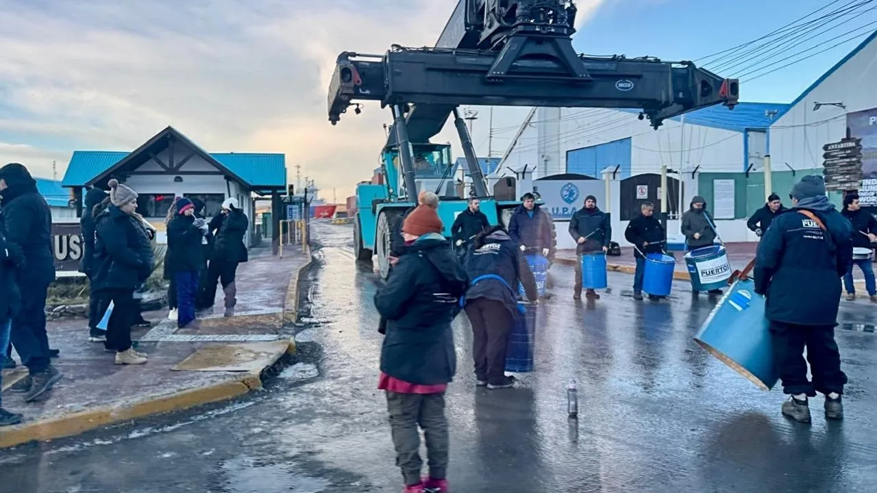 Edificio de Tribunales de Ushuaia con manifestantes y carteles frente a la entrada