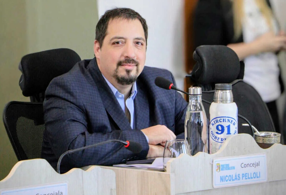Concejal Pelloli durante sesión en el Concejo Deliberante de Río Grande