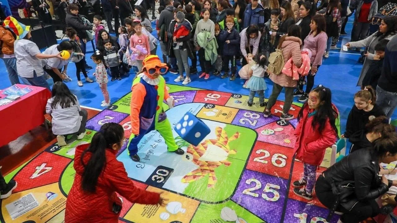 Acto central por el 105 aniversario de Río Grande con vecinos y autoridades en la plaza principal