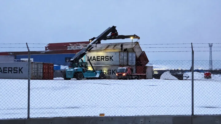 Contenedor metálico suspendido cayendo sobre muelle del puerto de Ushuaia