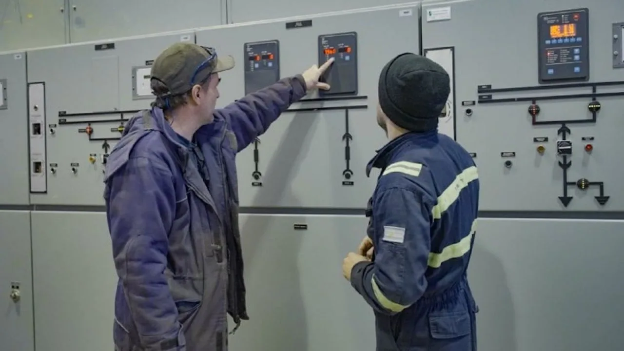 Técnico revisando medidor de luz en vivienda de Ushuaia con boleta en primer plano