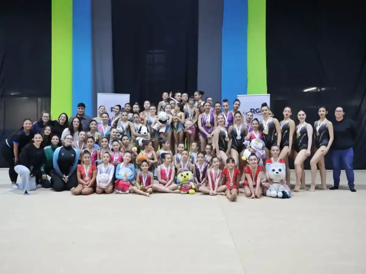 Gimnastas realizando rutinas de gimnasia rítmica en el polideportivo de Río Grande