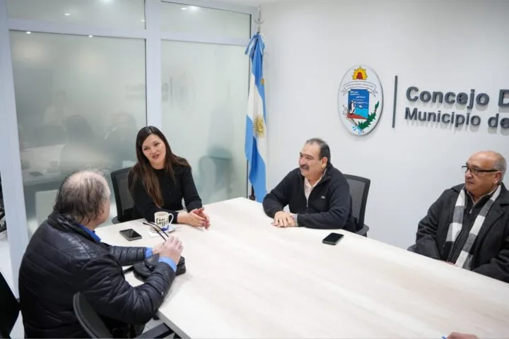 Guadalupe Zamora junto a referentes de la Agrupación TF-1 durante la reunión en el Concejo Deliberante de Río Grande
