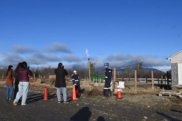 Obreros instalando caños de gas natural en barrio Laderas del Kamuk, Tolhuin