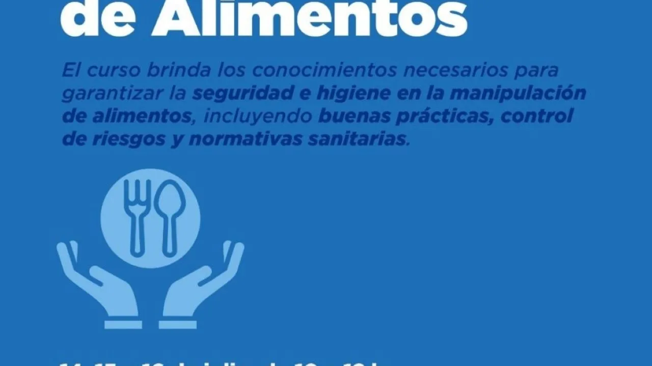 Grupo de vecinos de Ushuaia durante una clase práctica de manipulación de alimentos en un aula municipal