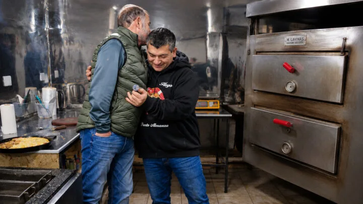Emilio Sáez y Hugo Peralta junto al histórico horno de Panadería La Unión en Puerto Almanza