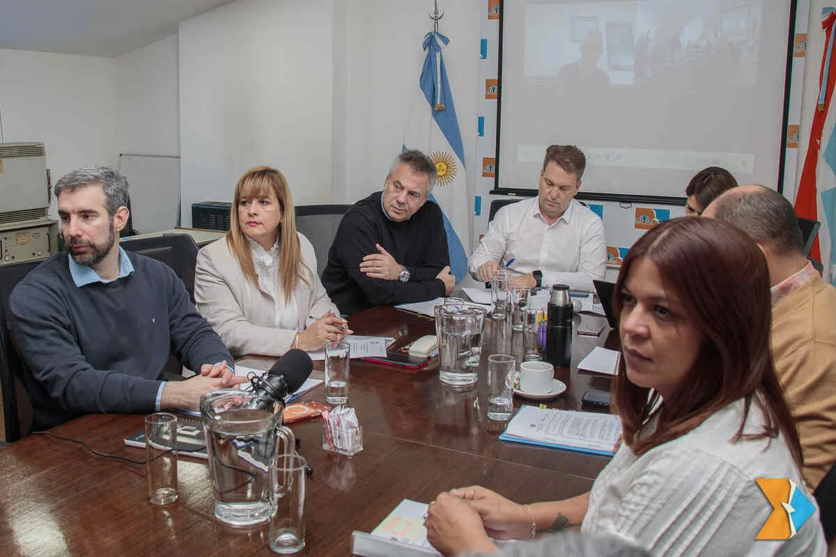 Sesión de la Comisión N°1 en la Legislatura Provincial de Tierra del Fuego con legisladores debatiendo proyectos