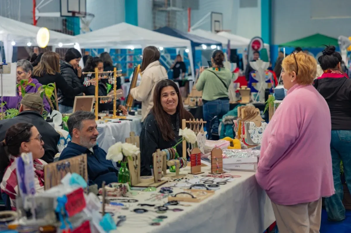 Familias riograndenses disfrutando de kermesse y puestos de mercado al aire libre en Río Grande