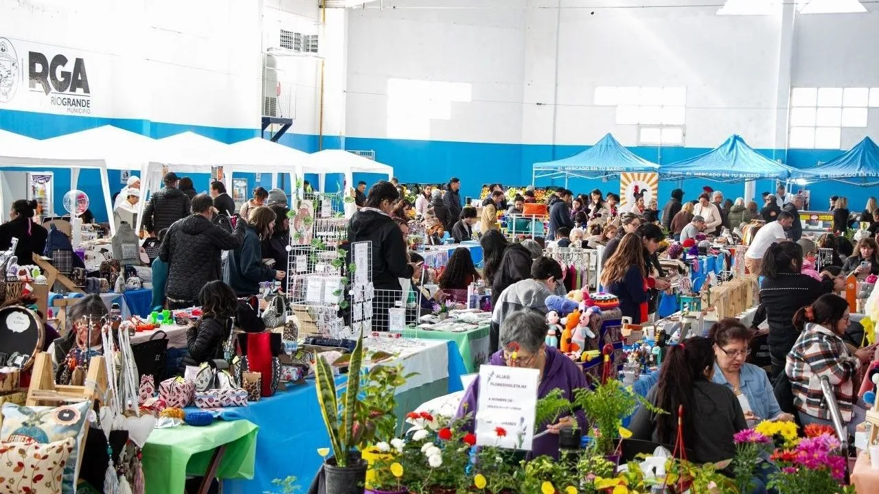 Vecinos de Río Grande disfrutando juegos y stands en la feria por el 105 aniversario de la ciudad