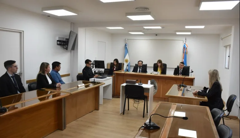 Tribunal de Juicio de Ushuaia con sala vacía y estrado del juez durante audiencia penal
