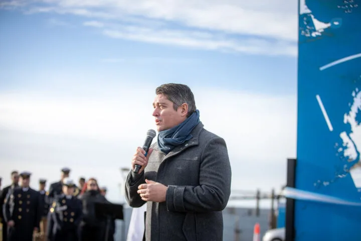 Intendente Martín Pérez durante el acto del 9 de Julio en Río Grande, con banderas argentinas y obreros de fondo