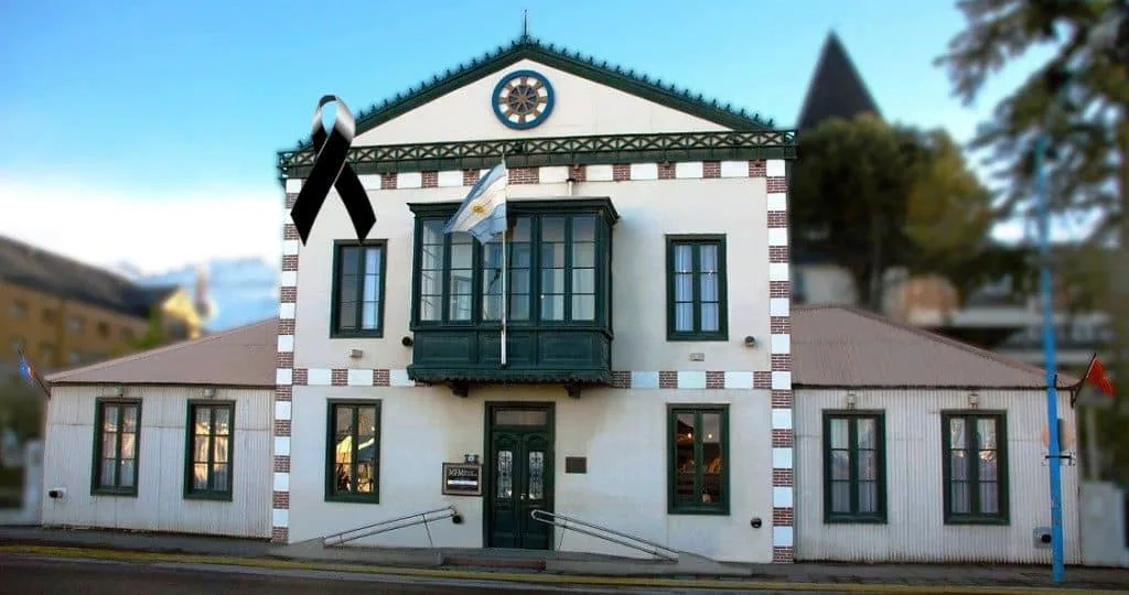 Edificio de la Legislatura de Tierra del Fuego con banderas a media asta en Ushuaia