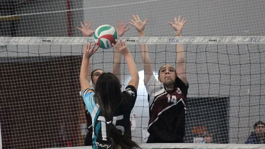 Jugadoras de vóley en el Polideportivo Polivalente de Río Grande durante un partido de la AVRG