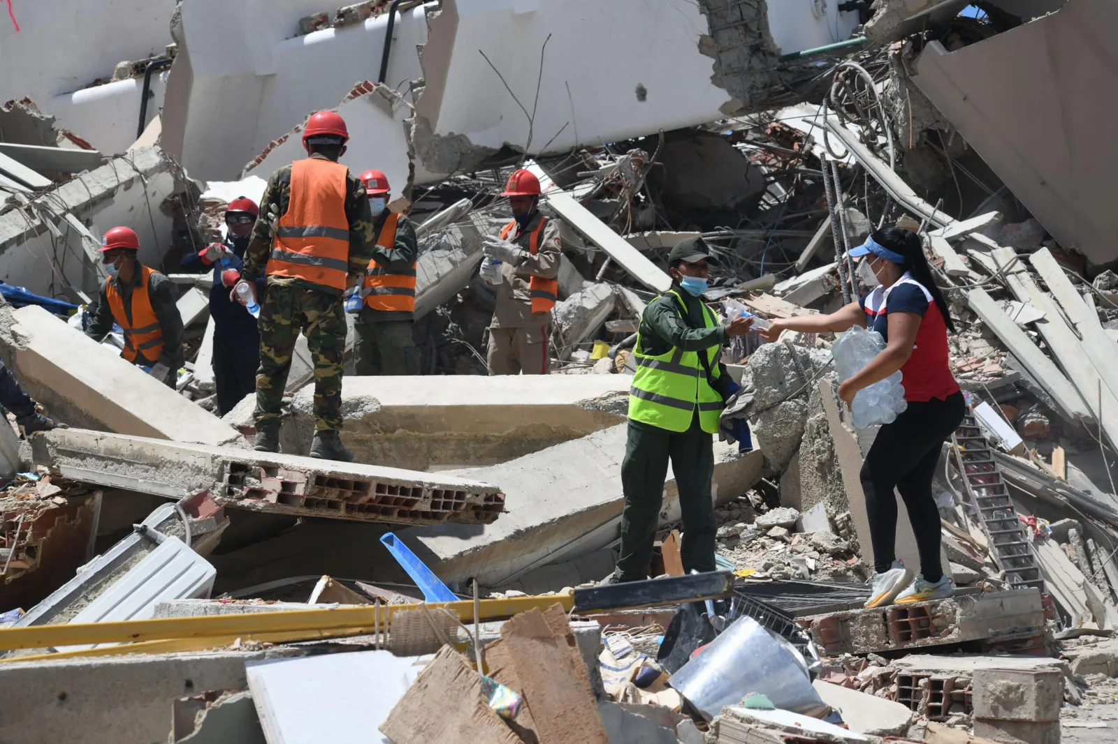 Rescatistas trabajando entre los escombros tras los fuertes terremotos en Venezuela