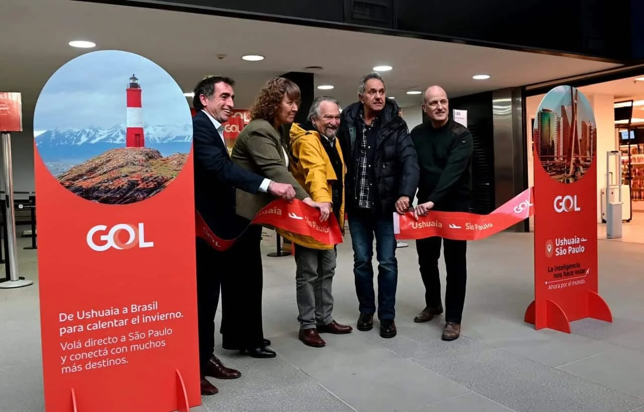 Daniel Scioli junto a autoridades en el aeropuerto de Ushuaia con el avión de GOL de fondo