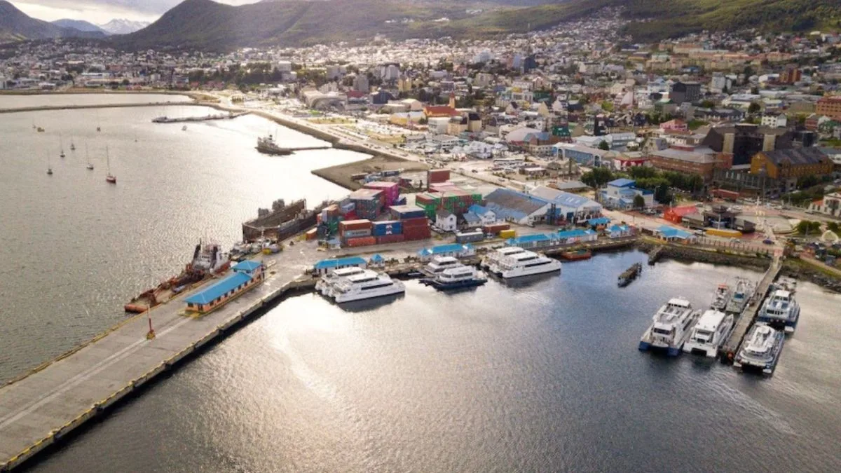 Muelle de catamaranes del Puerto de Ushuaia con carteles de cierre y personal portuario