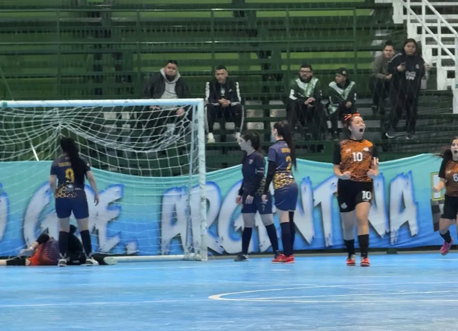 Jugadores de ADEFU celebrando un gol ante Municipal en el partido de semis